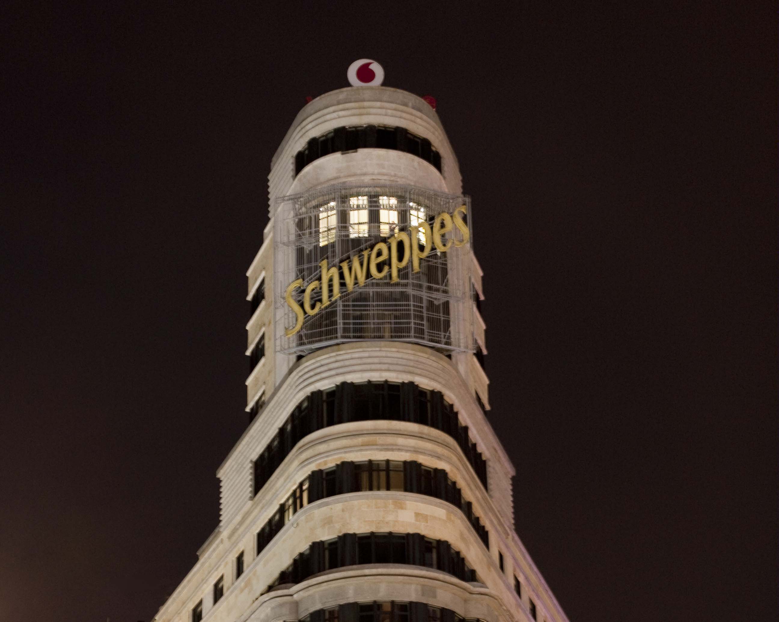 La Gran Vía se oscurece, Suntory Beverage & Food Spain apaga el emblemático neón de Schweppes® por la “Hora del Planeta”