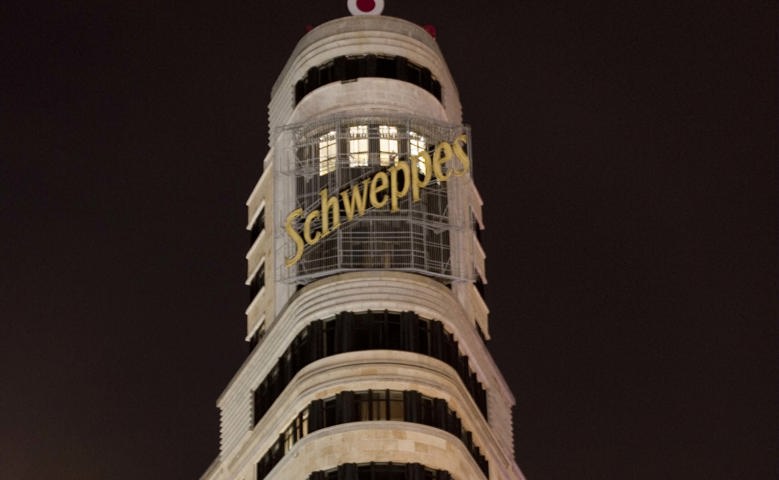 La Gran Vía se oscurece, Suntory Beverage & Food Spain apaga el emblemático neón de Schweppes® por la “Hora del Planeta”